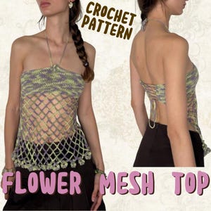 Könnte beinhalten: Handgefertigtes Häkeltop mit Neckholder und offenem Mesh-Design. Das Top hat ein Farbmuster aus Grün und Lila. Der Text "CROCHET PATTERN" und "FLOWER MESH TOP" sind im Bild zu sehen.