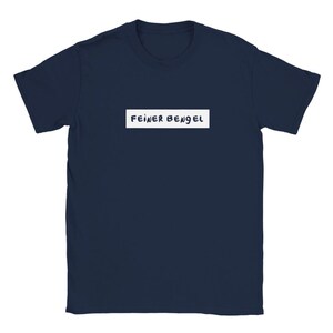Könnte beinhalten: Ein marineblaues T-Shirt mit einem weißen Rechteck, auf dem in weiß "Feiner Bengel" steht.