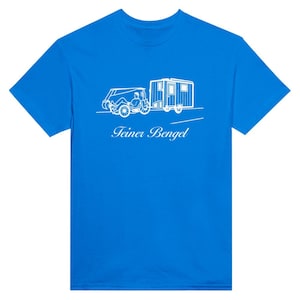 Könnte beinhalten: Ein blaues T-Shirt mit einer weißen Umrandung einer Person, die ein Auto fährt, das einen Anhänger zieht. Der Text "Feiner Bengel" ist unter dem Bild gedruckt.
