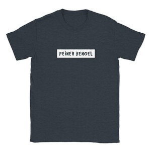 Könnte beinhalten: Ein dunkelblaues T-Shirt mit einem weißen Rechteck auf der Vorderseite, auf dem "FEINER BENGEL" steht.