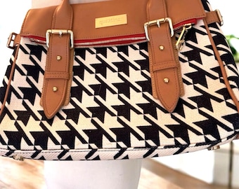 Bolso satchel Spartina 449 "Stoddard" de pata de gallo en negro, blanco y marrón claro con interior rojo.