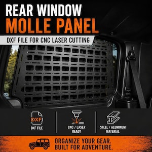 Puede incluir: Panel MOLLE negro para ventana trasera con recortes rectangulares. El panel está diseñado para corte láser CNC y está hecho de acero o aluminio. El texto en la imagen dice "Rear Window MOLLE Panel" y "Organiza tu equipo. Construido para la aventura."