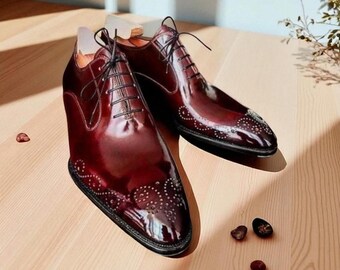 Handgemaakte roodbruine leren Oxford-schoenen: herenschoenen met vetersluiting, gemaakt van massief leer.