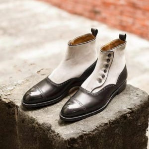 Botines Chelsea de cuero marrón y ante color crema hechos a mano: botines formales de caña alta con botones para hombre.