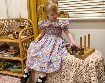 Tamaño 3 Vestido floral ahumado a mano, vestido de fiesta clásico para niñas cosido a mano.