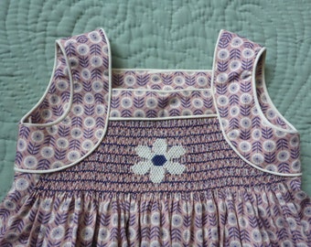 Tamaño 1/2 mano Vestido de verano ahumado con bragas a juego, top de margarita púrpura y conjunto de flores, ahumado clásico, traje hecho a mano para niñas, bordado