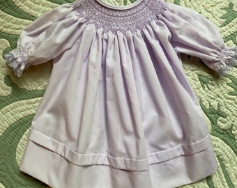 Talla 6 meses Vestido Bishop Yoke color malva fruncido a mano con perlas.