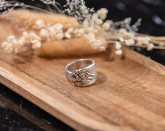JOSEPHINE - Custom-made spoon handle ring - vintage retro silver-plated metal spoon, upcycled and handmade