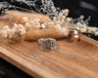 ROMY - Custom-made spoon handle ring - vintage retro silver-plated metal spoon, upcycled and handmade