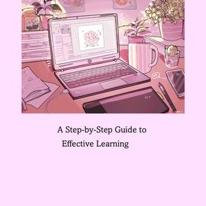 Op de afbeelding: Een roze en witte laptop met een tekening van een bloem op het scherm. De laptop staat op een bureau met een roze mok, een telefoon en een tekentablet. De achtergrond is roze met een paar planten en andere decoraties.
