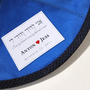 Puede incluir: Una kipá azul con una etiqueta blanca que dice "אני לדודי ודודי לי I am my beloved's and my beloved is mine ANTON JESS OCTOBER 22, 2017".