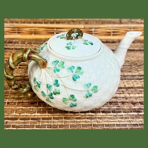 Tetera antigua de cerámica Belleek / Sello posterior negro 3 / Coleccionable de tejido de trébol irlandés