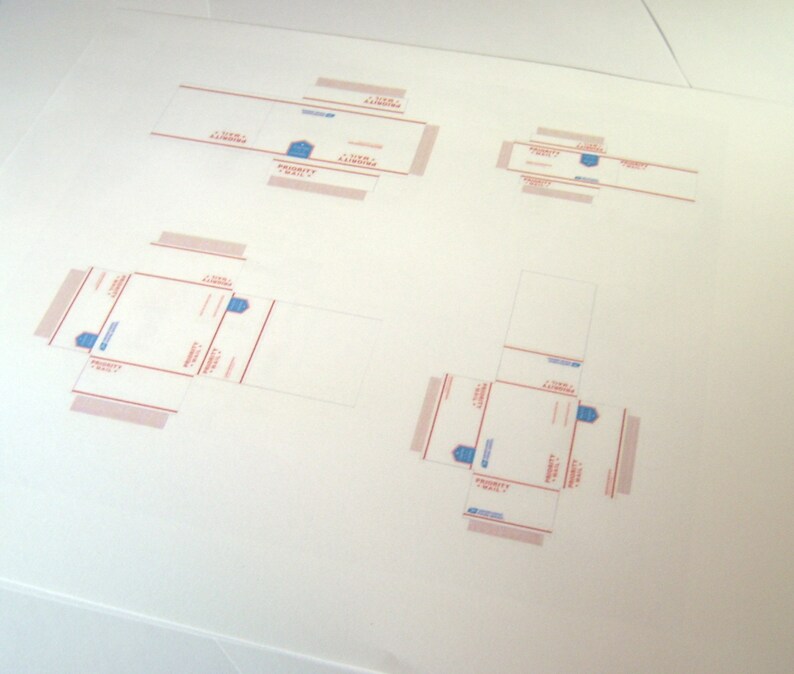 Peut inclure: Un mod&egrave;le de bo&icirc;te &agrave; plat pour une bo&icirc;te Priority Mail. Le mod&egrave;le est imprim&eacute; sur du papier blanc avec des lignes rouges et bleues. Le mod&egrave;le comprend le texte "Priority Mail" et "USPS" en bleu.
