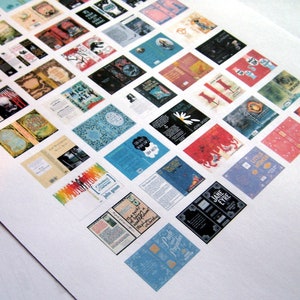 Peut inclure: Une feuille de papier blanche avec des couvertures de livres miniatures imprimées dessus. Les couvertures présentent une variété de couleurs, de motifs et de titres, notamment "The Fault in Our Stars", "Little Women", "Jane Eyre" et "Pride and Prejudice".