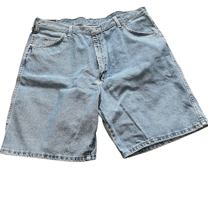 Vintage Y2K NWT Wrangler Men’s medium stonewash denim jorts shorts baggy relaxed fit 42 irregular 100% cotton skater deadstock Made in USA