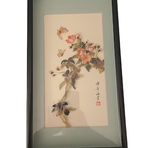 ヴィンテージの中国製ペイントシェルウォールアート、花柄、蝶、緑、サイン入り、額入り、シャドーボックス