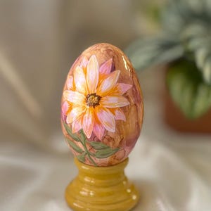 Pink Daisy on a duck Egg with stand