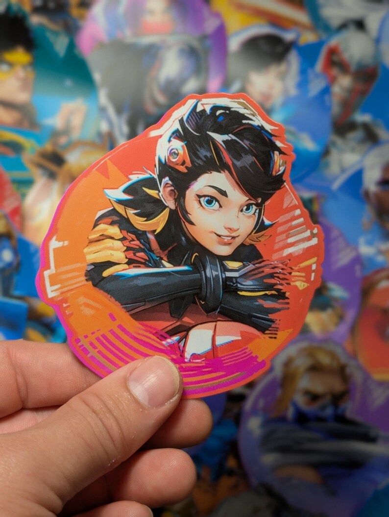 Puede incluir: Una pegatina colorida con una mujer de estilo anime de dibujos animados con cabello negro, ojos azules y un fondo rosa y naranja. La mujer lleva un atuendo amarillo y negro y tiene una expresi&oacute;n decidida en su rostro.