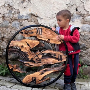 Reloj de pared grande de madera y metal, arte de pared de madera, reloj de pared de metal y madera de olivo hecho a pedido, reloj de pared de madera con borde vivo estilo granja