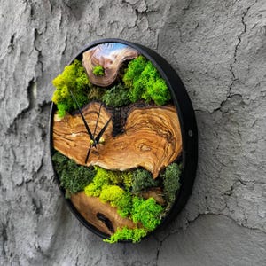 Handmade Green Wall Clock, Rustic Moss Wall Decor, Rustic Wood Slice Wall Clock with Wood Live Moss Pattern and Metal Frame, Home Decor