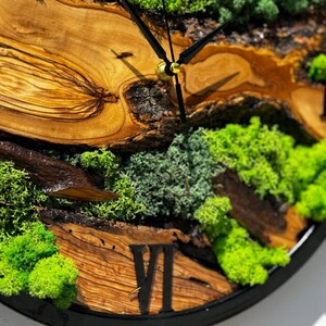 Naturel Moss Wood Wall Clock, Handcrafted Rustic Tree Slice Wall Clock ...