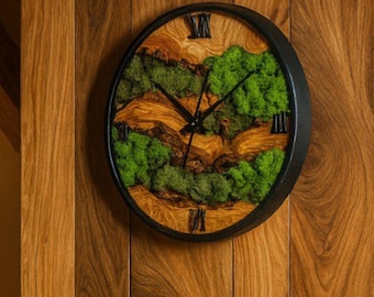 Decorazione murale naturale, orologio da parete in muschio e legno su misura, orologio da parete rustico a forma di fetta di albero fatto a mano con accenti di muschio vivo e struttura in metallo