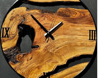 Grande orologio da parete moderno in legno, orologio da parete in legno d'ulivo, orologio da parete in legno e metallo, orologio rustico con bordo vivo, arredamento rustico oversize fatto a mano