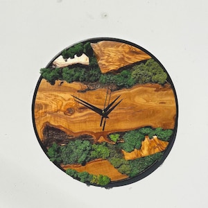 Reloj de pared de madera de olivo y musgo personalizado, arte mural de madera de musgo vivo, musgo estabilizado preservado, reloj de pared de metal y madera de olivo, decoración de pared personalizada