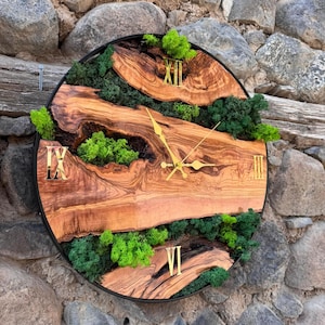 Reloj de pared de madera de musgo vivo hecho a mano, reloj de pared de madera de olivo y arte de pared de musgo, decoración única para el hogar, reloj de pared de metal y madera de olivo.