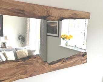 Specchio in legno con bordo vivo, specchio rustico in legno, specchio asimmetrico, specchio in legno dal design naturale, specchio fatto a mano con dettagli in legno con bordo vivo