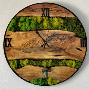 Reloj de pared de madera y arte de pared de madera de musgo, reloj de pared de metal y madera de olivo, regalo personalizado para el hogar, decoración de pared de madera de olivo y musgo personalizada
