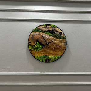 Reloj de pared de madera de olivo con musgo personalizado, musgo estabilizado preservado, reloj de diseño de decoración de pared natural de madera de olivo hecho a mano, reloj de pared de musgo