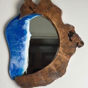 Espelho de parede estético em epóxi azul-oceano e madeira com bordas vivas, espelho de parede em resina e madeira, espelho personalizado em resina e madeira, espelho feito sob encomenda