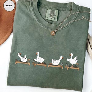 Puede incluir: Un letrero de madera r&uacute;stica con el texto "Welcome to our home" en letras blancas. El letrero presenta un acabado envejecido y un dise&ntilde;o simple y acogedor, ideal para un porche o entrada.