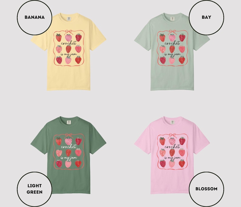 Puede incluir: Cuatro camisetas de manga corta en varios colores: amarillo pl&aacute;tano, verde claro, verde bah&iacute;a y rosa flor. Cada camiseta presenta un gr&aacute;fico de fresas con el texto "crochet is my jam" en un marco decorativo.