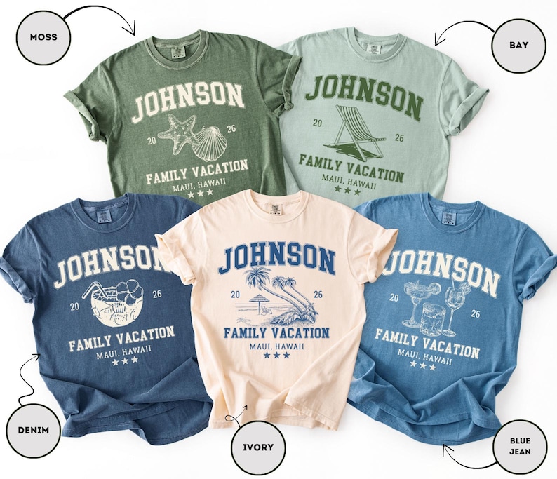 K&ouml;nnte beinhalten: F&uuml;nf T-Shirts in verschiedenen Farben: Moosgr&uuml;n, Bay-Gr&uuml;n, Denim-Blau, Elfenbein und Jeansblau. Jedes Shirt zeigt den Namen "JOHNSON" &uuml;ber "FAMILY VACATION MAUI, HAWAII" mit einer einzigartigen Grafik und der Zahl "26".