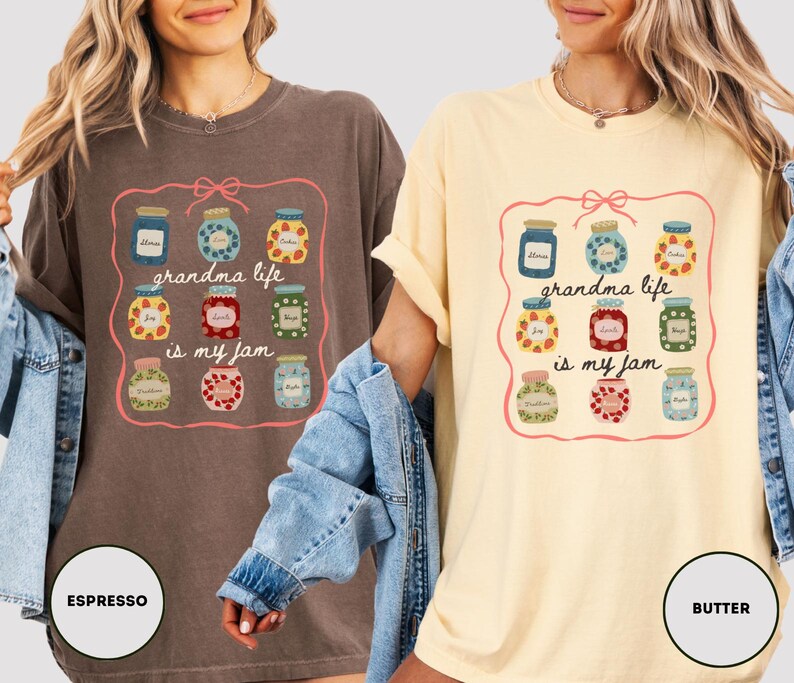 Peut inclure: Deux t-shirts, un espresso et un beurre, pr&eacute;sentent un graphisme color&eacute; de pots de confiture dans un cadre rose. Le texte "grandma life is my jam" est centr&eacute; en dessous. Les t-shirts sont d&eacute;contract&eacute;s.