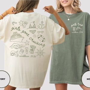 Puede incluir: Dos camisetas holgadas, una marfil y otra verde musgo, con gr&aacute;ficos tem&aacute;ticos de cruceros. La camiseta marfil tiene una gran impresi&oacute;n trasera con las palabras "girls gone cruising caribbean 2026" e ilustraciones n&aacute;uticas. La camiseta verde musgo dice "girls trip caribbean 2026".