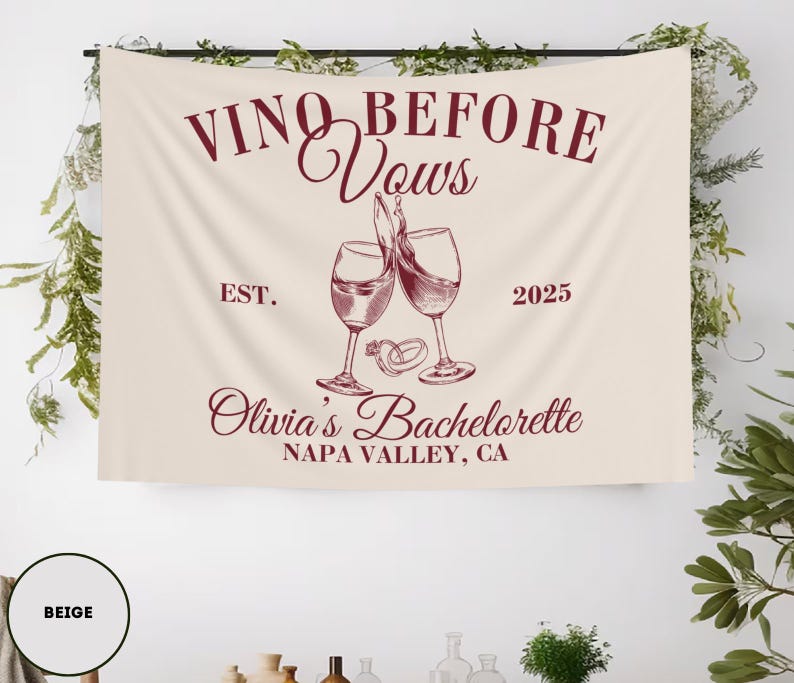 Peut inclure: Banni&egrave;re beige avec le texte "Vino Before Vows" en &eacute;criture rouge. Sous le texte, deux verres &agrave; vin avec un liquide rouge, et le texte "Est. 2025". Sous les verres, le texte "Olivia's Bachelorette Napa Valley, CA".