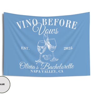 Peut inclure: Banni&egrave;re de f&ecirc;te de bachelorette bleue avec le texte "Vino Before Vows" et "Olivia's Bachelorette Napa Valley, CA" avec un graphique de deux verres &agrave; vin qui trinquent et le texte "Est. 2025".