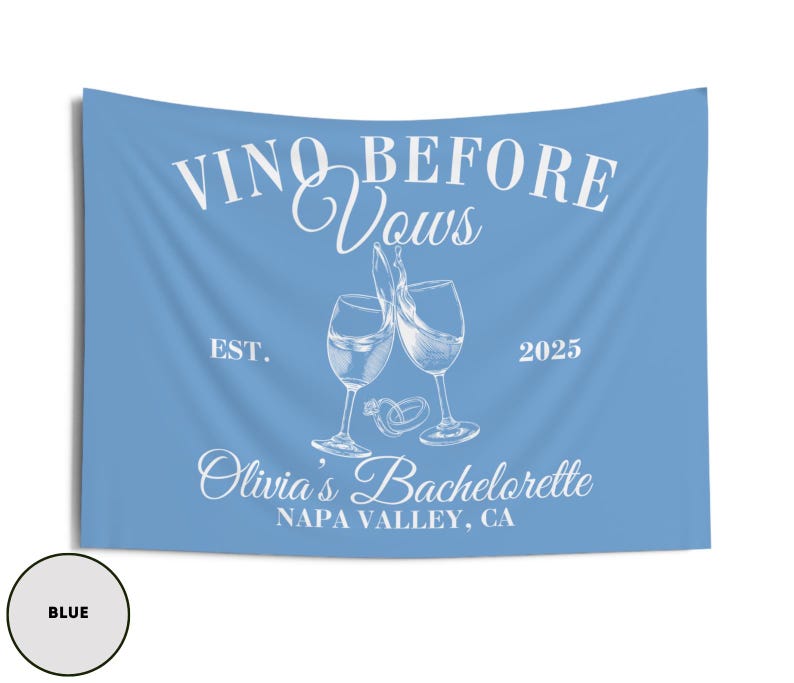 Peut inclure: Banni&egrave;re de f&ecirc;te de bachelorette bleue avec le texte "Vino Before Vows" et "Olivia's Bachelorette Napa Valley, CA" avec un graphique de deux verres &agrave; vin qui trinquent et le texte "Est. 2025".