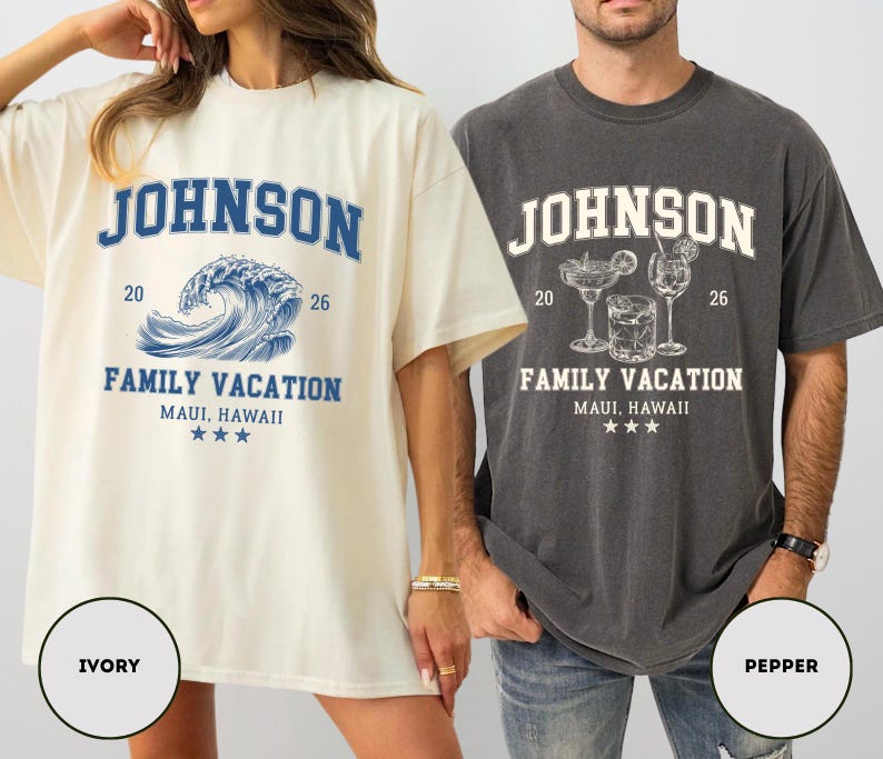 K&ouml;nnte beinhalten: Zwei kurz&auml;rmelige T-Shirts, eines in Elfenbein und eines in Pfeffer, mit dem Namen "JOHNSON" &uuml;ber "FAMILY VACATION, MAUI, HAWAII." Das elfenbeinfarbene Shirt hat eine blaue Wellengrafik, w&auml;hrend das pfefferfarbene Shirt Cocktail-Illustrationen hat. Beide Shirts enthalten die Jahre "20" und "26".
