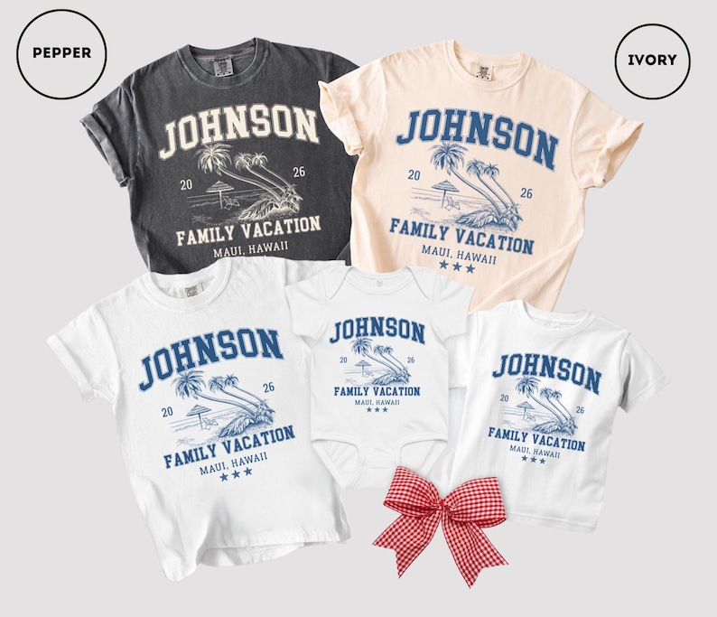 K&ouml;nnte beinhalten: Familienurlaubs-T-Shirts in Grau, Creme und Wei&szlig;. Jedes Shirt zeigt den Namen "Johnson", den Text "Family Vacation Maui, Hawaii" und eine Palmen-Grafik. Eine rot-wei&szlig; karierte Schleife befindet sich unten.