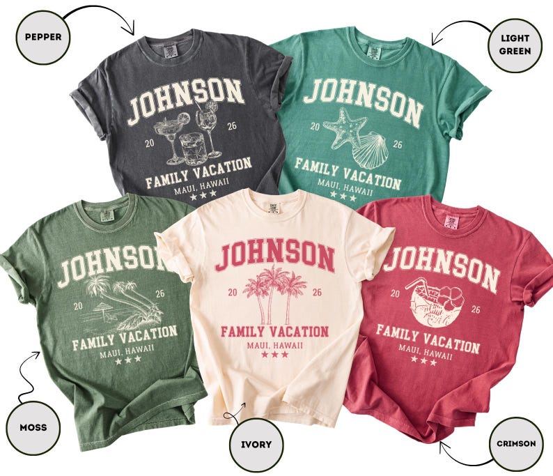 K&ouml;nnte beinhalten: F&uuml;nf kurz&auml;rmelige T-Shirts in verschiedenen Farben: Pfeffer, Hellgr&uuml;n, Moos, Elfenbein und Karmesinrot. Jedes Shirt tr&auml;gt den Namen "JOHNSON" in einer College-Schriftart sowie "FAMILY VACATION MAUI, HAWAII" und eine Grafik.