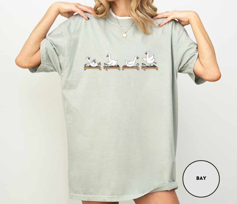 Puede incluir: Una taza de cer&aacute;mica blanca con un asa negra y el texto "But First, Coffee" en negrita negra. La taza se encuentra sobre un fondo borroso, sugiriendo un ambiente acogedor.