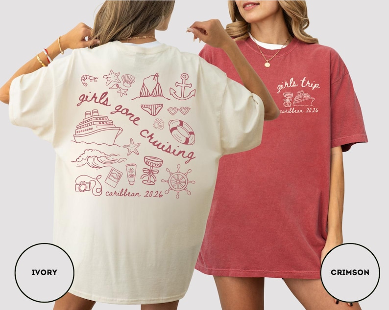 Puede incluir: Camisetas marfil y carmes&iacute; con gr&aacute;ficos tem&aacute;ticos de cruceros. La camiseta marfil presenta una impresi&oacute;n trasera con las palabras "girls gone cruising" e ilustraciones relacionadas con los cruceros. La camiseta carmes&iacute; tiene "girls trip" y un gr&aacute;fico de crucero.