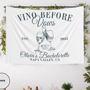 Peut inclure: Banni&egrave;re blanche avec le texte "Vino Before Vows Est. 2025 Olivia's Bachelorette Napa Valley, CA" et un graphique de deux verres &agrave; vin qui trinquent avec une bague sur chaque verre.