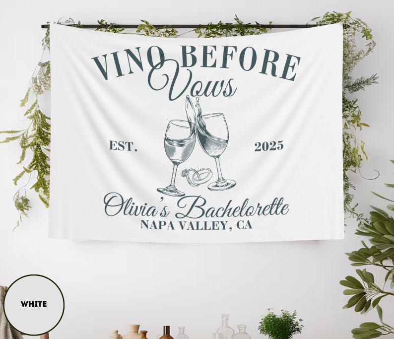 Peut inclure: Banni&egrave;re blanche avec le texte "Vino Before Vows Est. 2025 Olivia's Bachelorette Napa Valley, CA" et un graphique de deux verres &agrave; vin qui trinquent avec une bague sur chaque verre.
