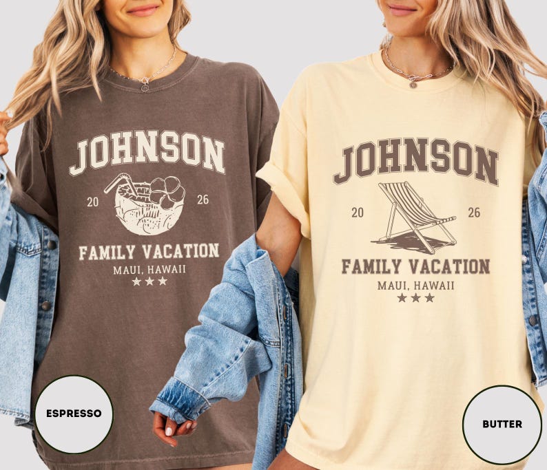 K&ouml;nnte beinhalten: Zwei T-Shirts, eines in Espresso und eines in Butter, mit dem Aufdruck "JOHNSON". Die Shirts zeigen auch den Text "FAMILY VACATION MAUI, HAWAII" und eine Grafik eines Cocktails und eines Strandstuhls.