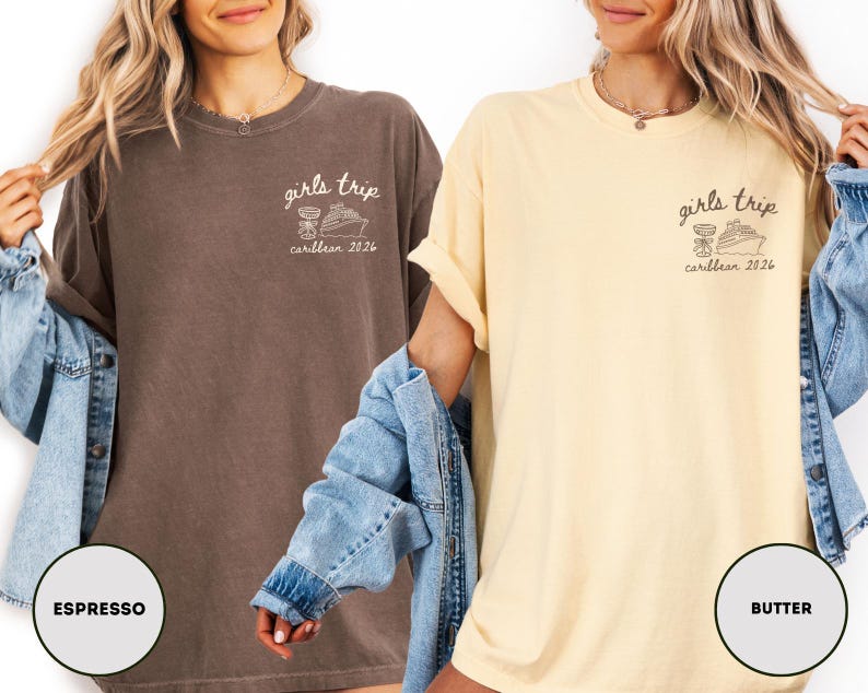 Puede incluir: Dos camisetas holgadas, una color espresso y otra color mantequilla, con el texto "girls trip caribbean 2026" y un gr&aacute;fico de un crucero y un c&oacute;ctel. Las camisetas tienen un corte relajado.